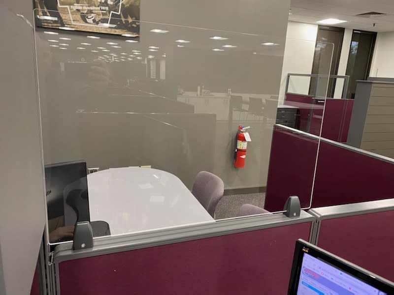 Acrylic Cubicle Dividers Conveyer & Caster